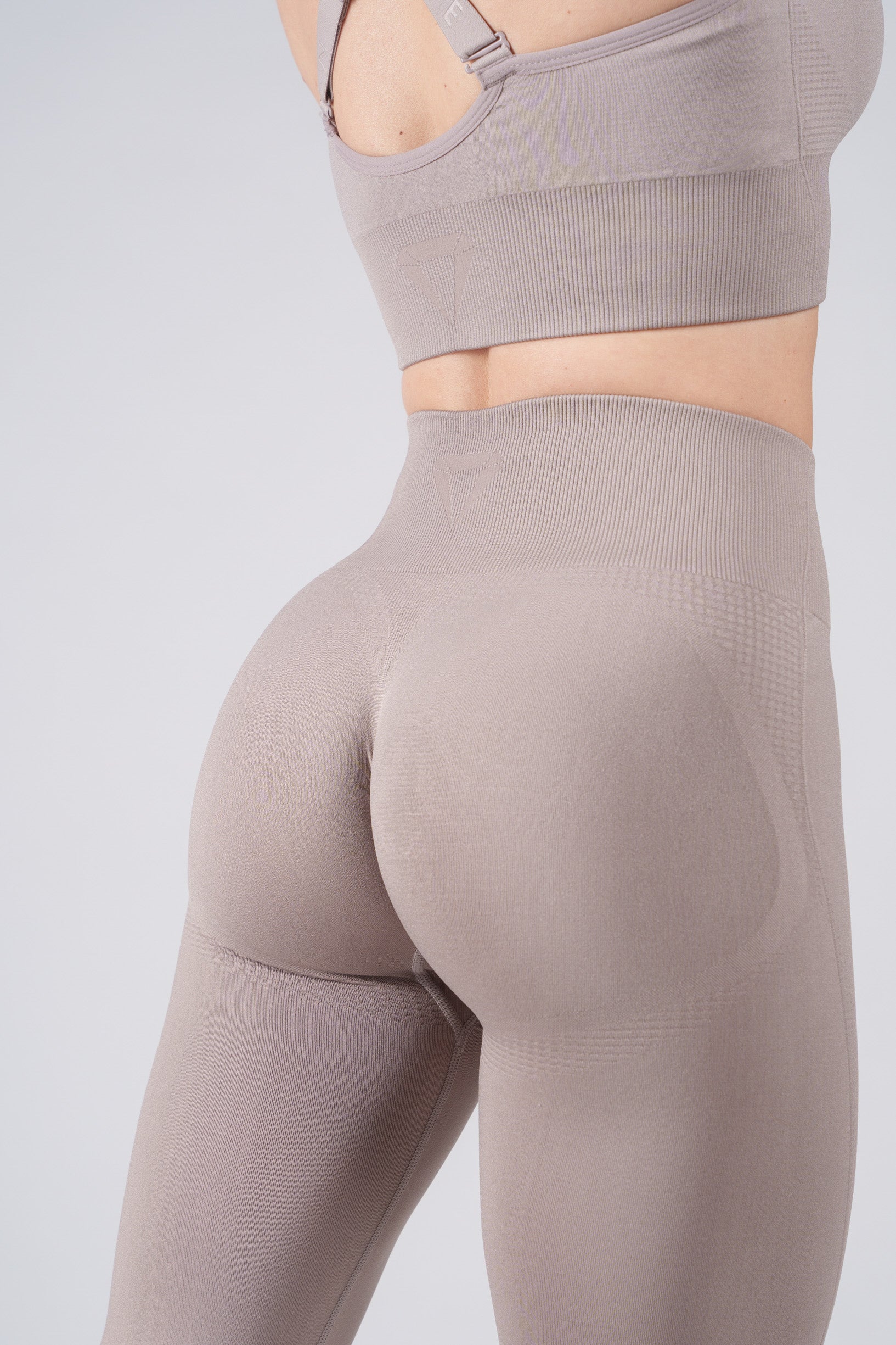 ELEVATE SEAMLESS LEGGINGS