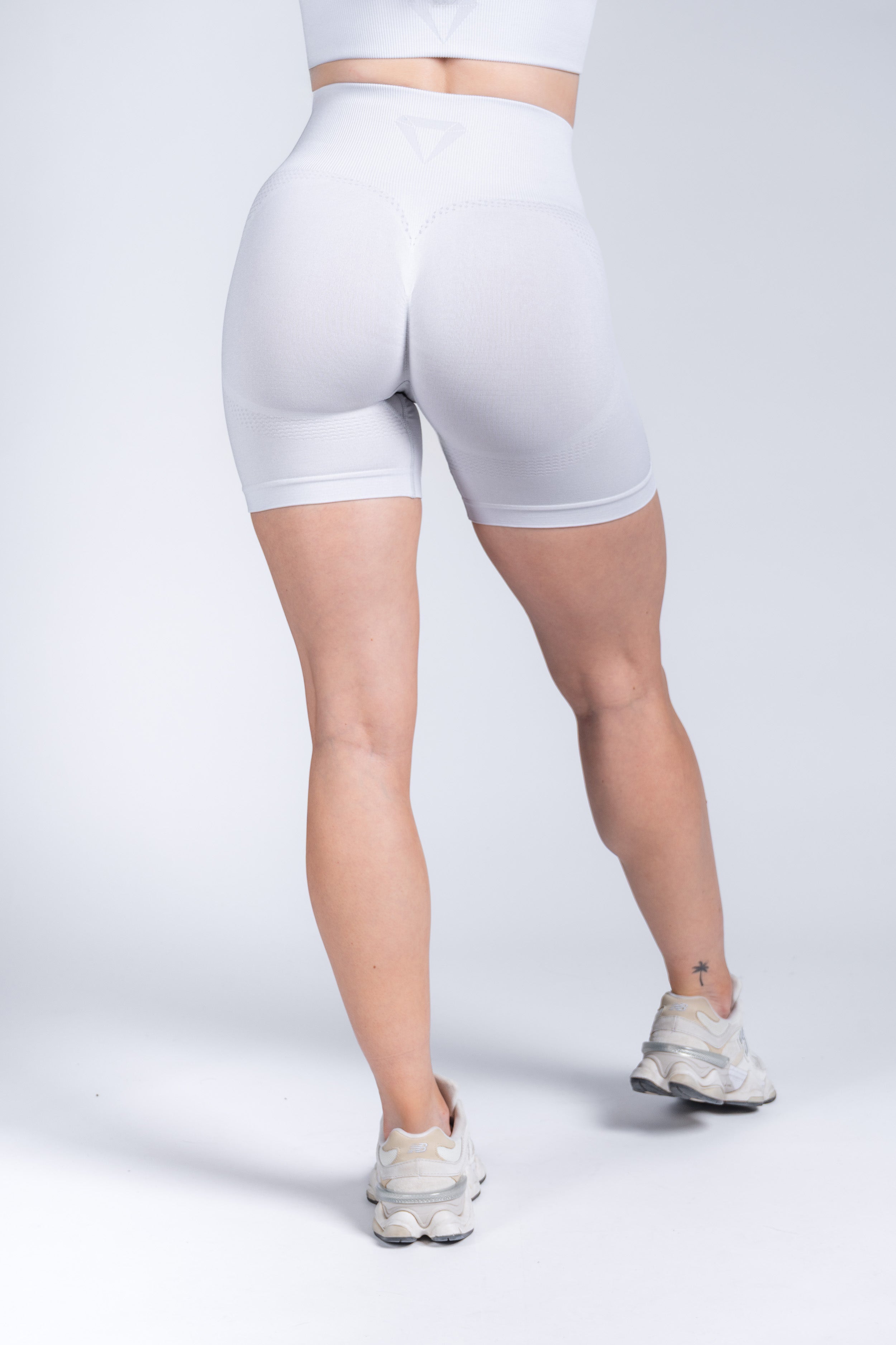 ELEVATE SEAMLESS SHORTS