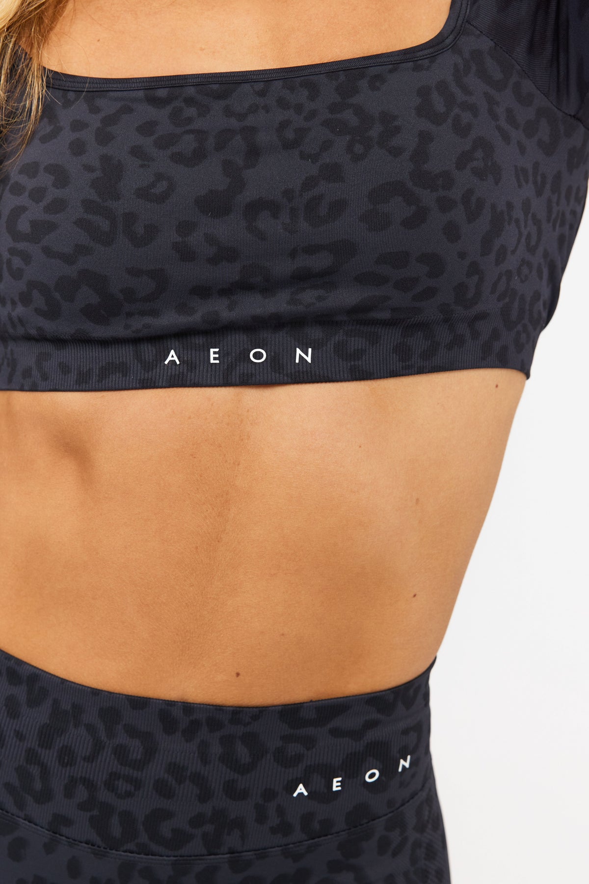 MOTION LEO LONG SLEEVE CROP TOP V2