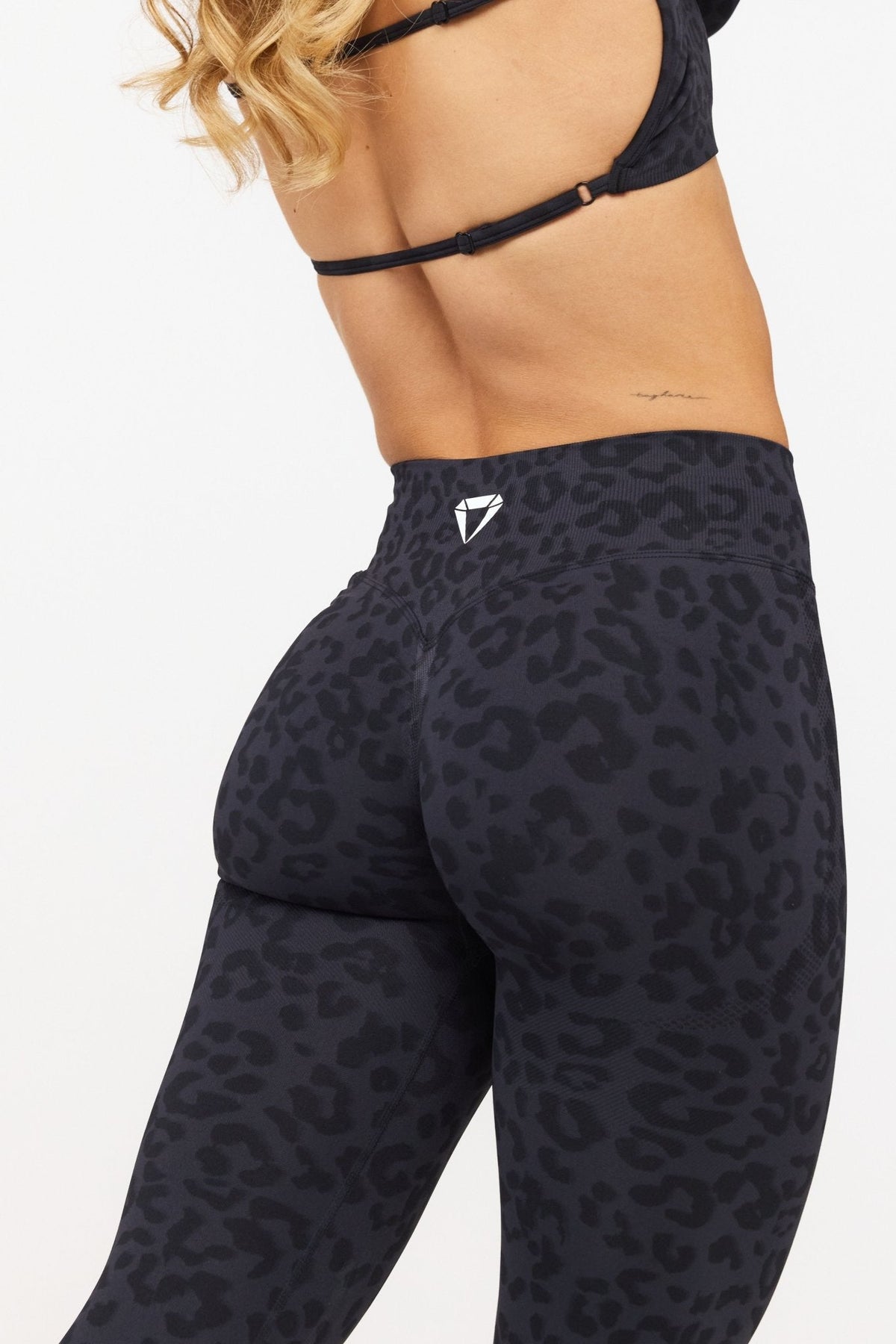 MOTION LEO MID WAIST SCRUNCH CAPRI LEGGINGS V2 - Aeon Athletics