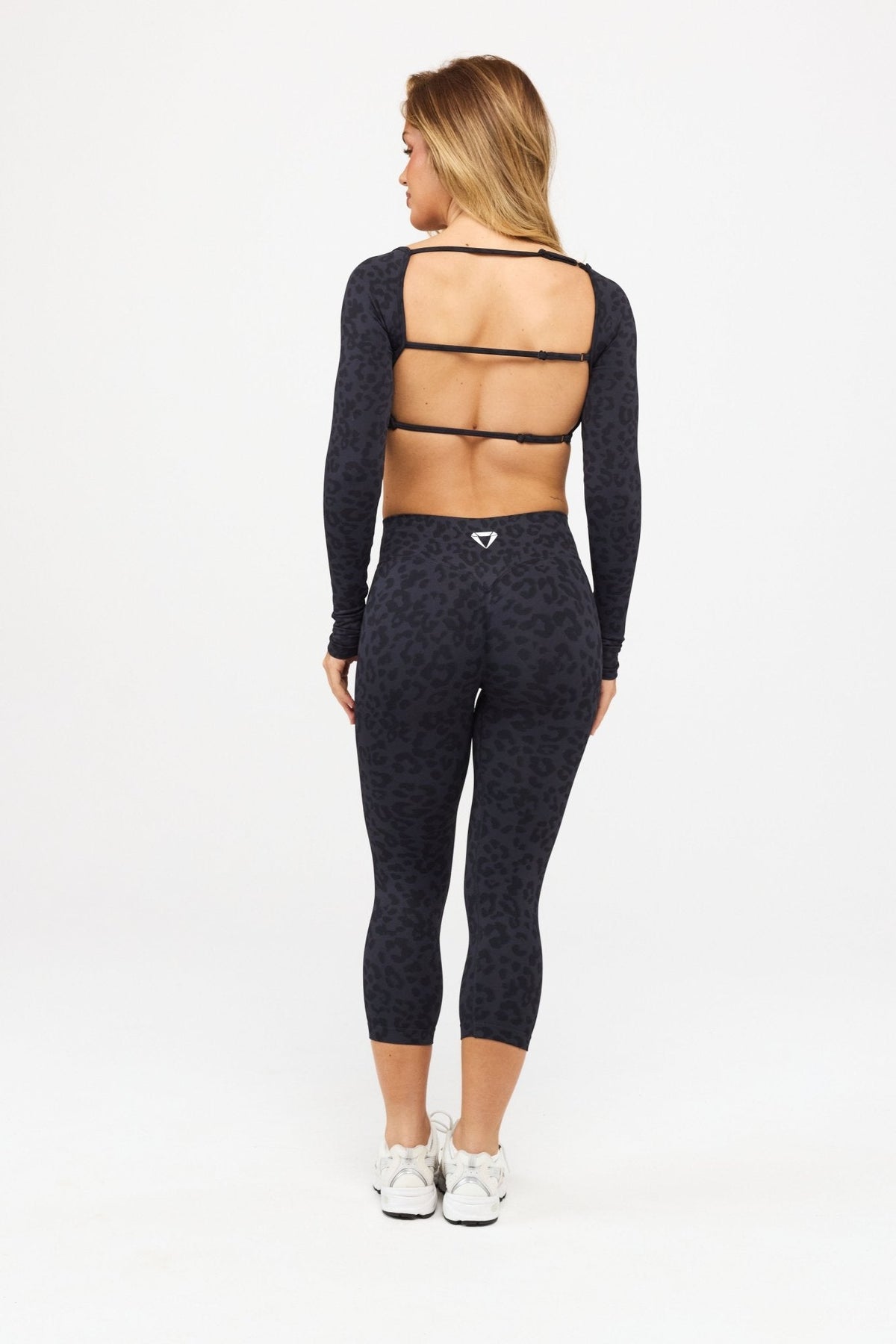MOTION LEO MID WAIST SCRUNCH CAPRI LEGGINGS V2 - Aeon Athletics