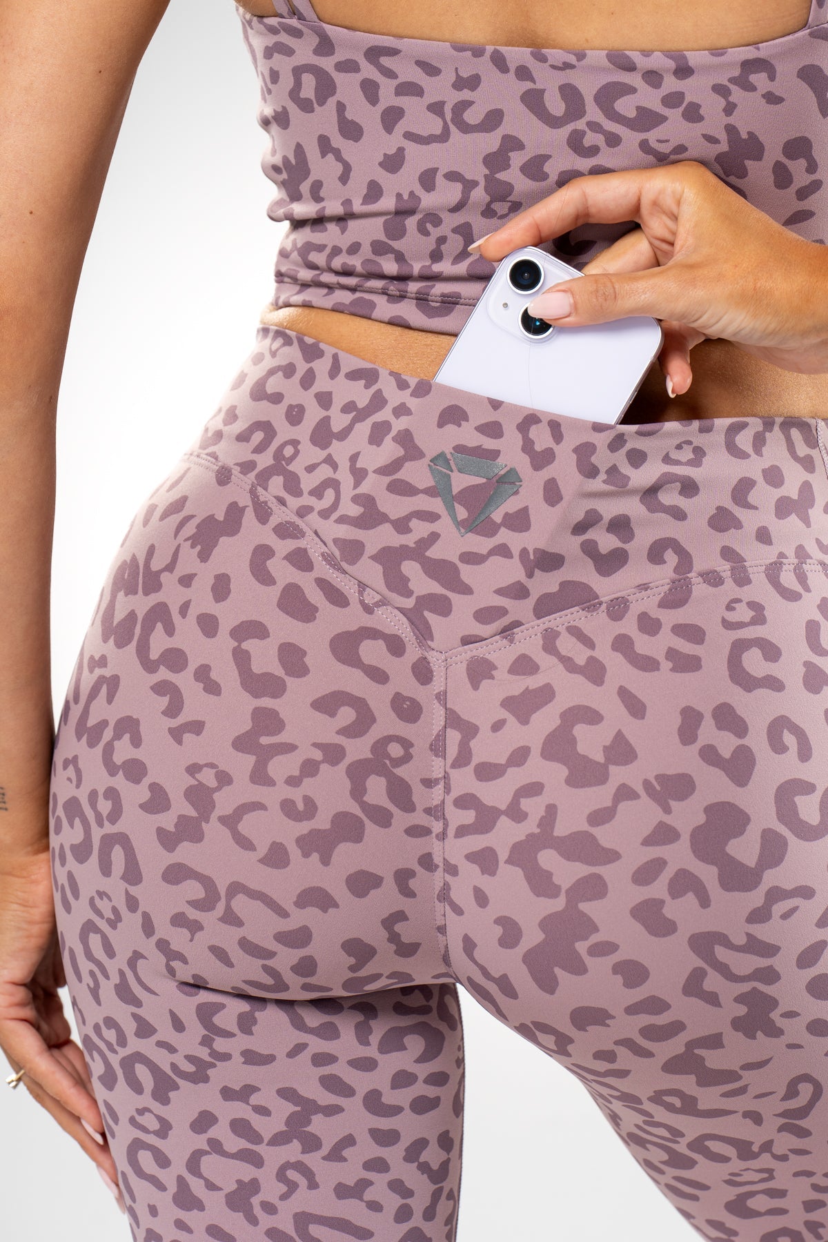 SECOND SKIN SCRUNCH CAPRI LEO LEGGINGS - Aeon Athletics