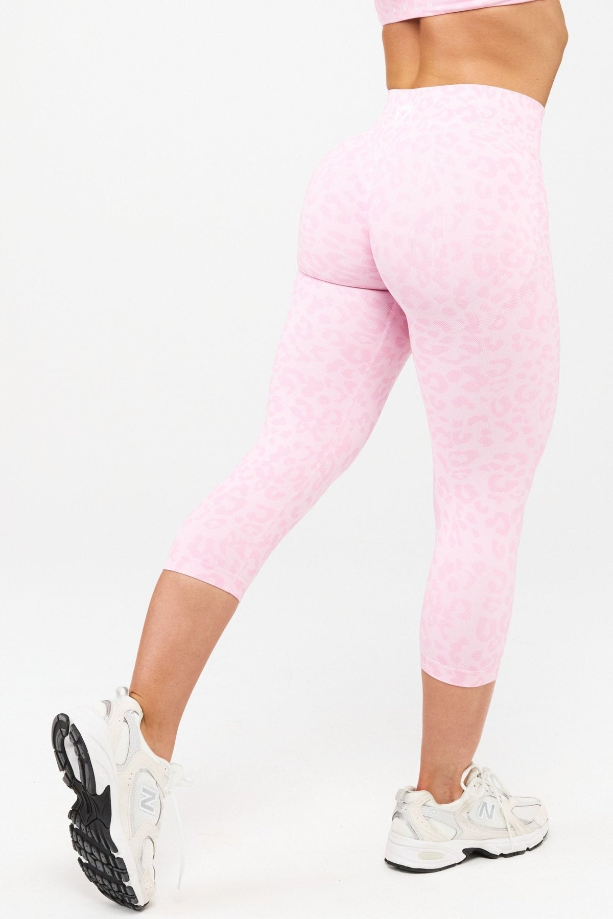 MOTION LEO MID WAIST SCRUNCH CAPRI LEGGINGS V2 - Aeon Athletics