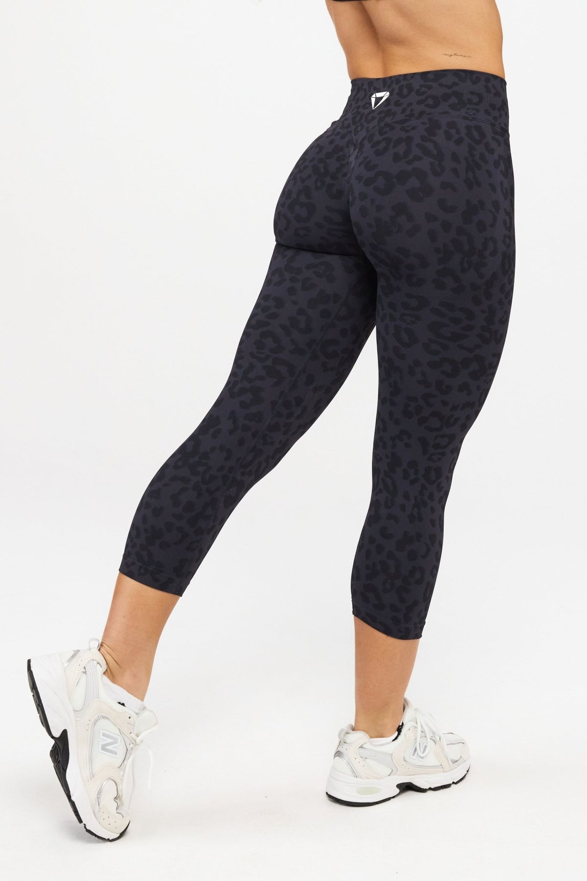 MOTION LEO MID WAIST SCRUNCH CAPRI LEGGINGS V2