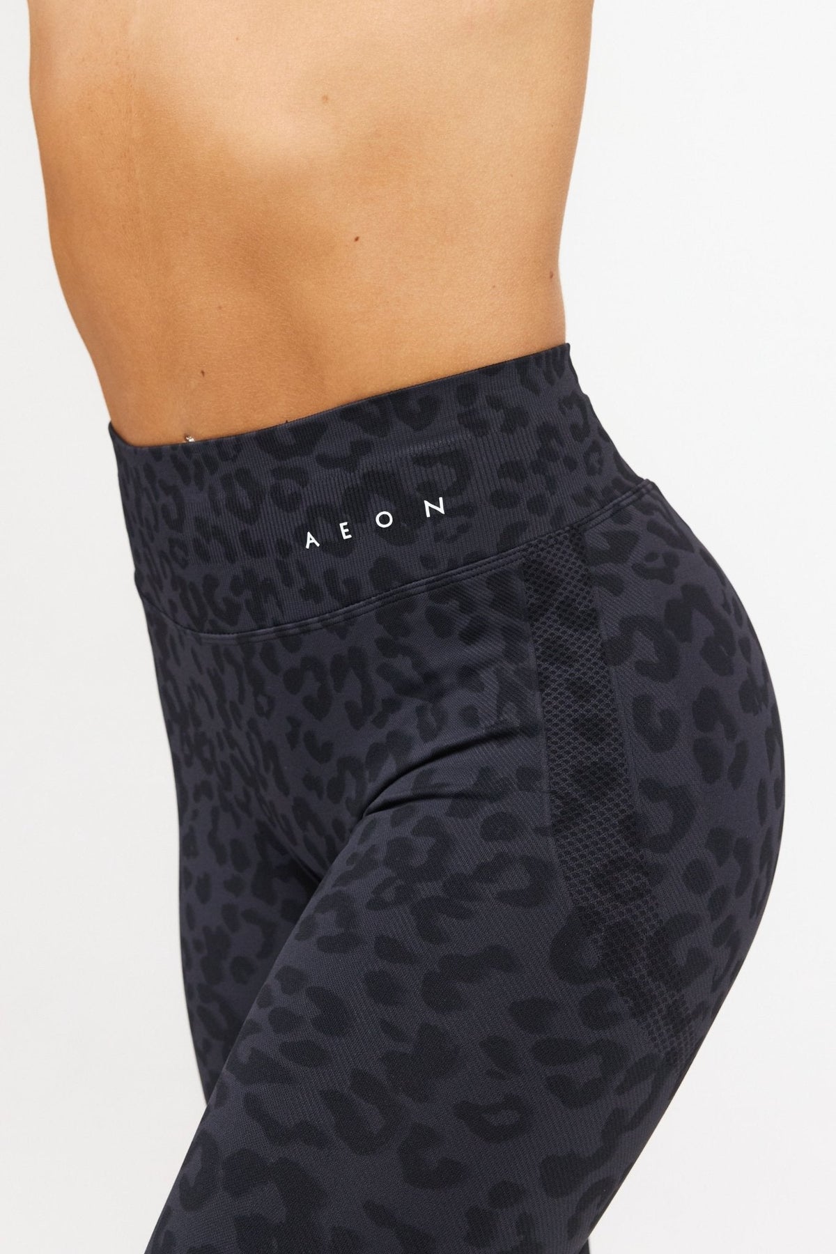 MOTION LEO MID WAIST SCRUNCH CAPRI LEGGINGS V2 - Aeon Athletics