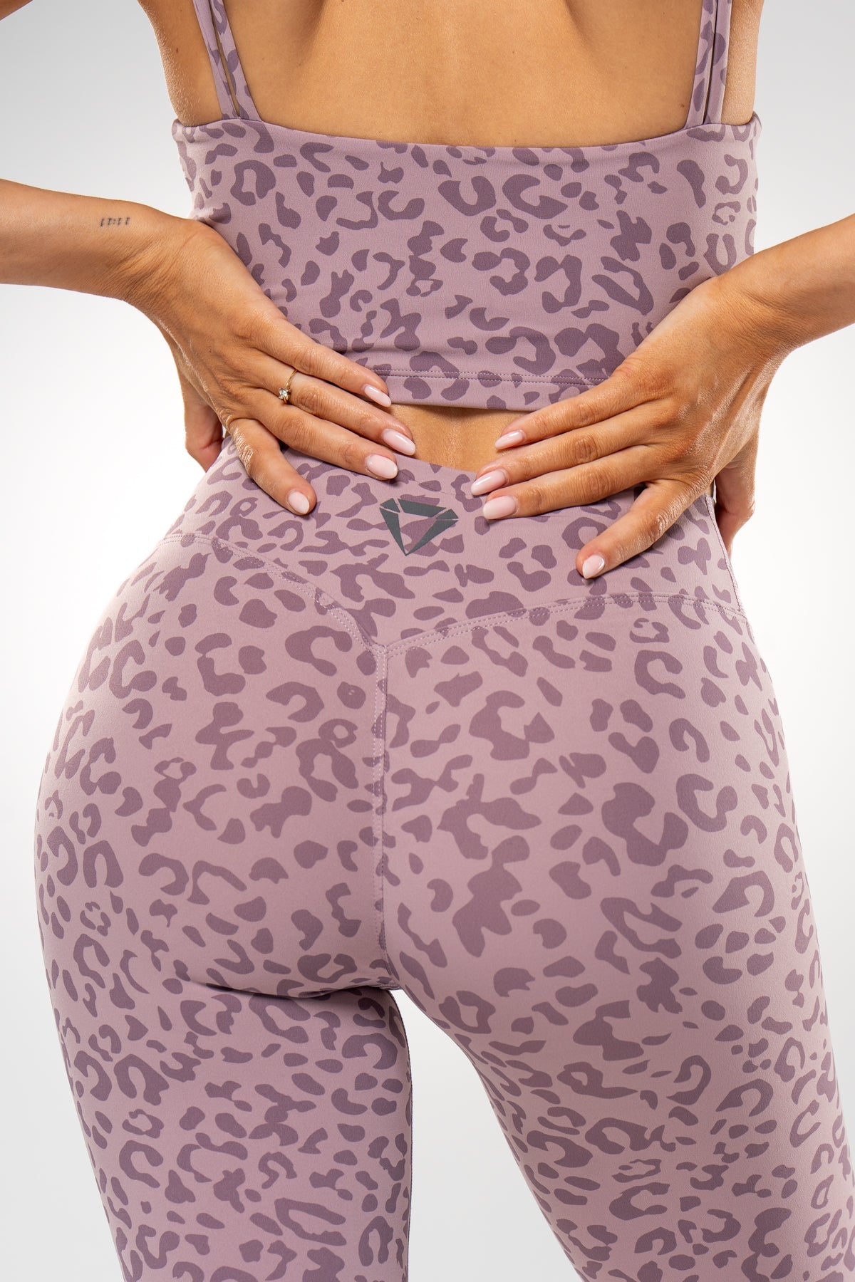 SECOND SKIN SCRUNCH CAPRI LEO LEGGINGS - Aeon Athletics