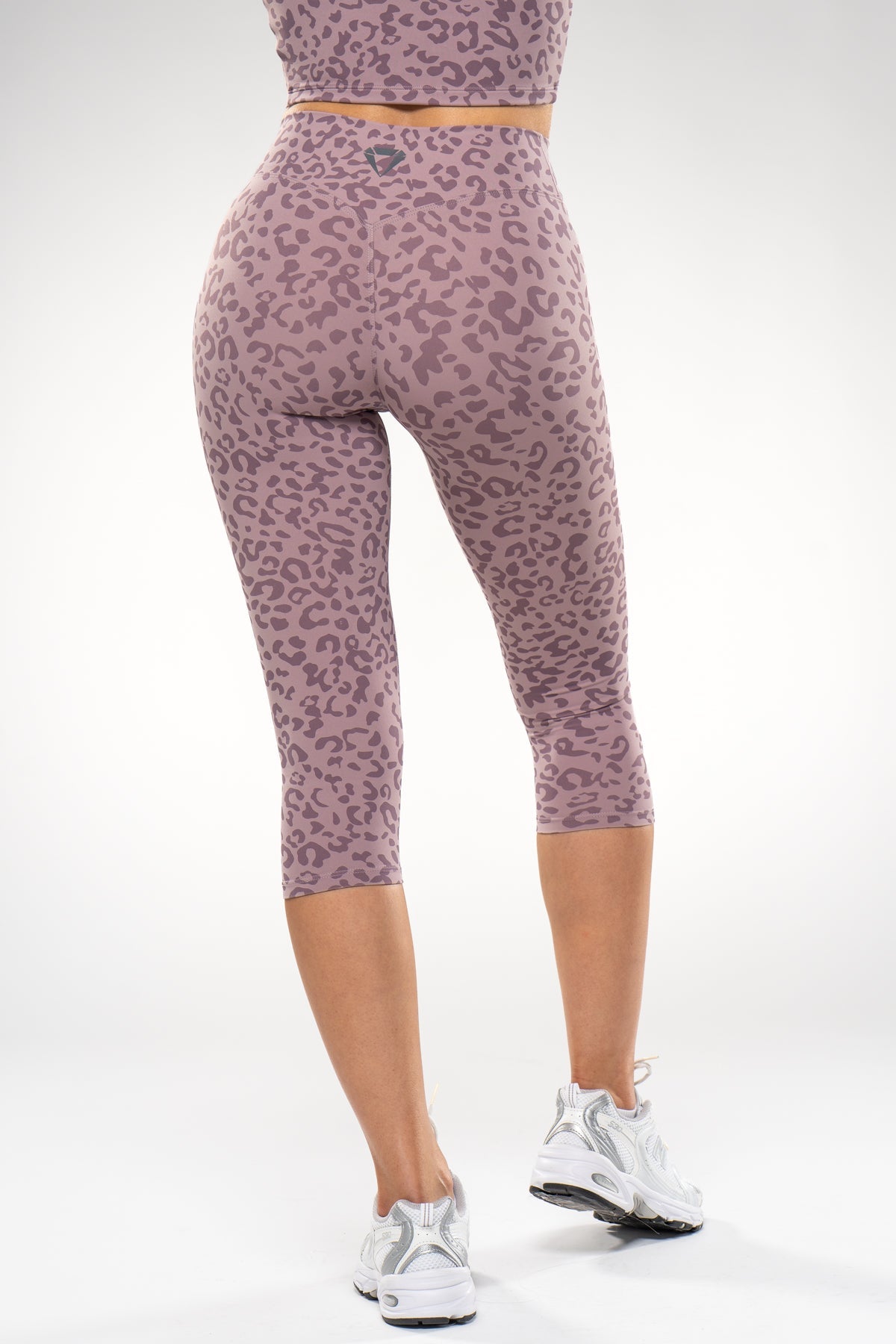 SECOND SKIN SCRUNCH CAPRI LEO LEGGINGS - Aeon Athletics